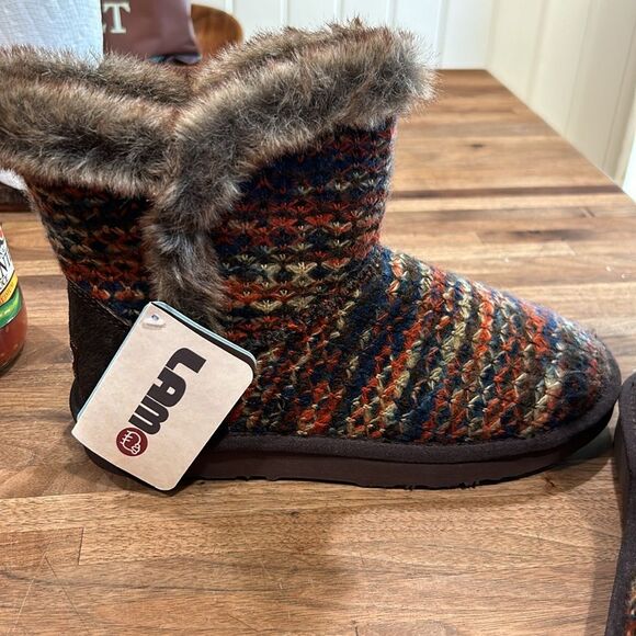 Lamo Knit Boots NIB, Rare so cute size 6 warm cozy boots ! - Picture 2 of 9
